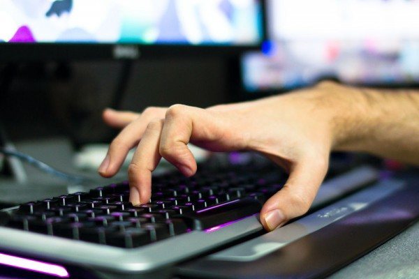 Réfléchir avant de cliquer, par Nadia